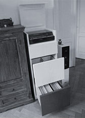 PHONOSCHRANK, WEISS LACKIERT, MIT CD- UND SCHALLPLATTEN-ORDNUNGSSYSTEM, LEIPZIG